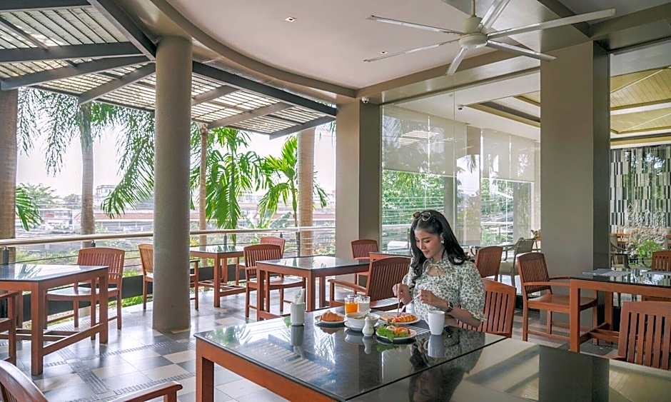 Grand Riverside Hotel