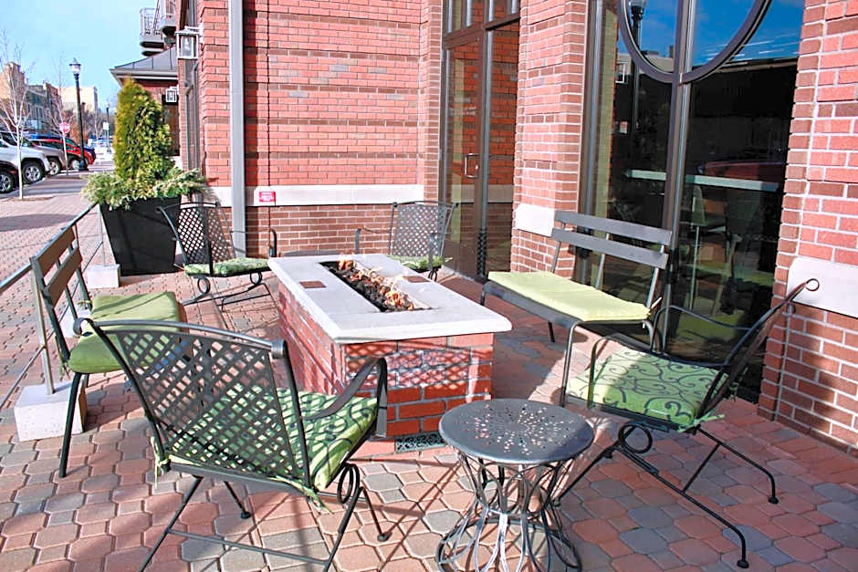 Courtyard by Marriott Holland Downtown