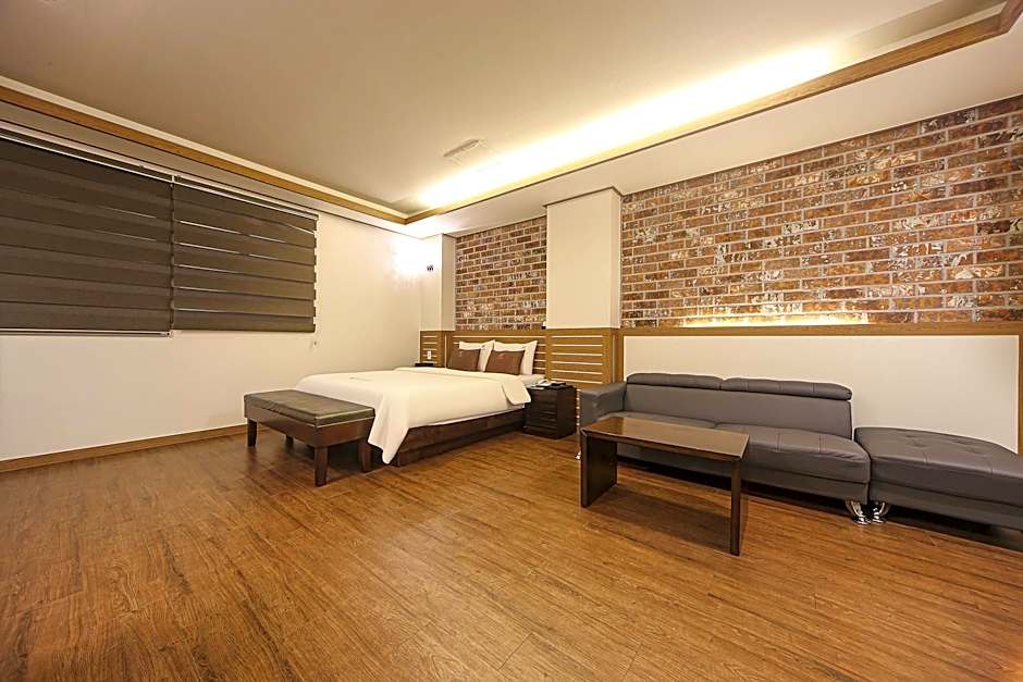 H  Hotel