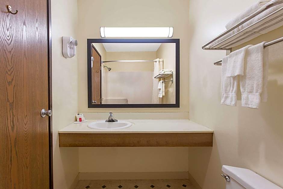 Super 8 by Wyndham Eau Claire I-94