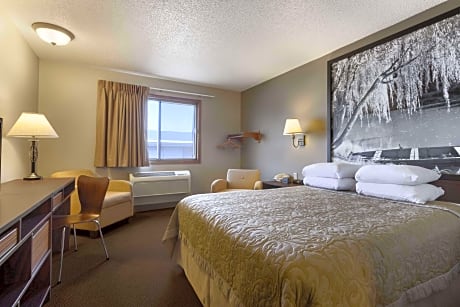 1 Queen Bed Mobility Accessible Room Non-Smoking