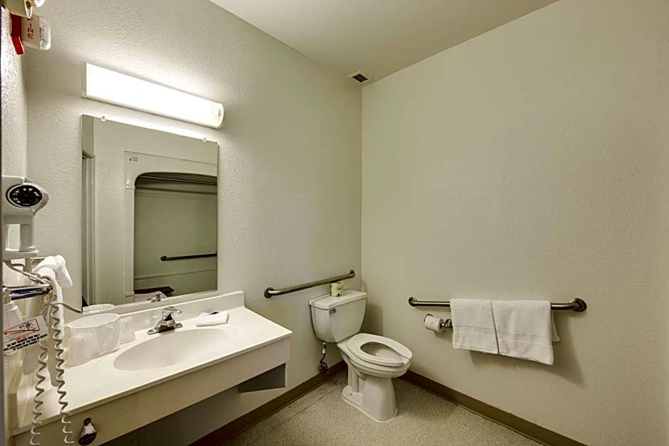 Motel 6-Brampton, ON - Toronto