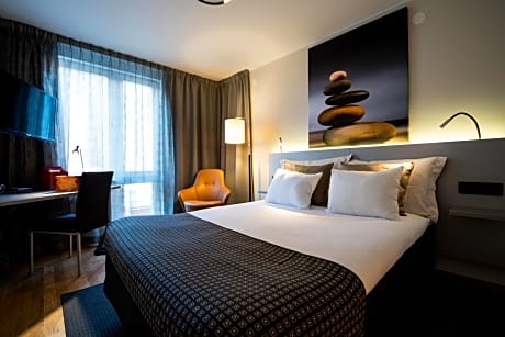 Small Double Room (55 in bed)