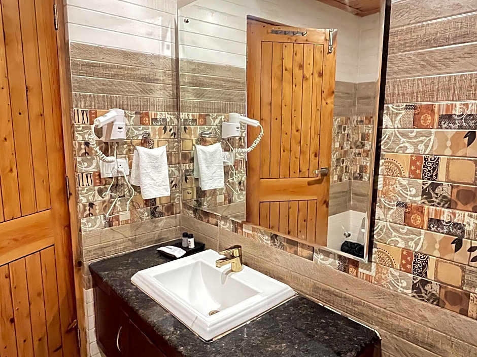 Hotel Chandertal Regency