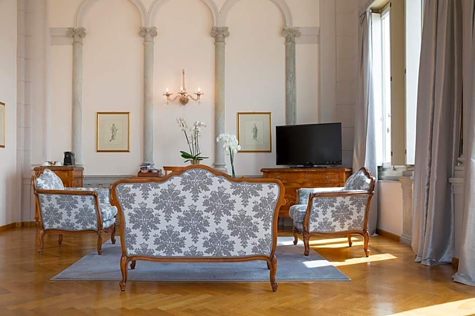 Photo 1 of 2 of Suite, Tower