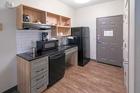 Queen Studio Suite - Mobility Access Tub/Non-Smoking