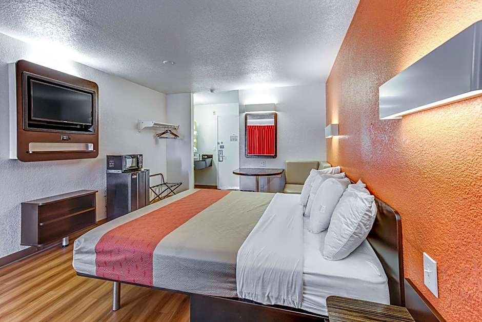 Photo 1 of 10 of Deluxe 1 King Bed