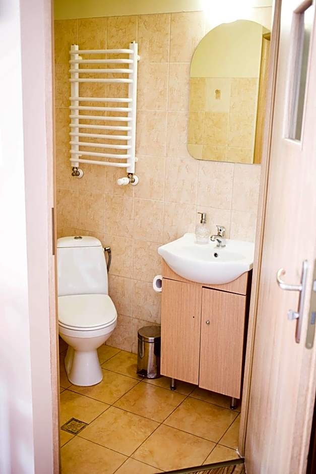 Hotelik Okęcie 39 - Nocleg i Parking Blisko Lotnisko Okęcie