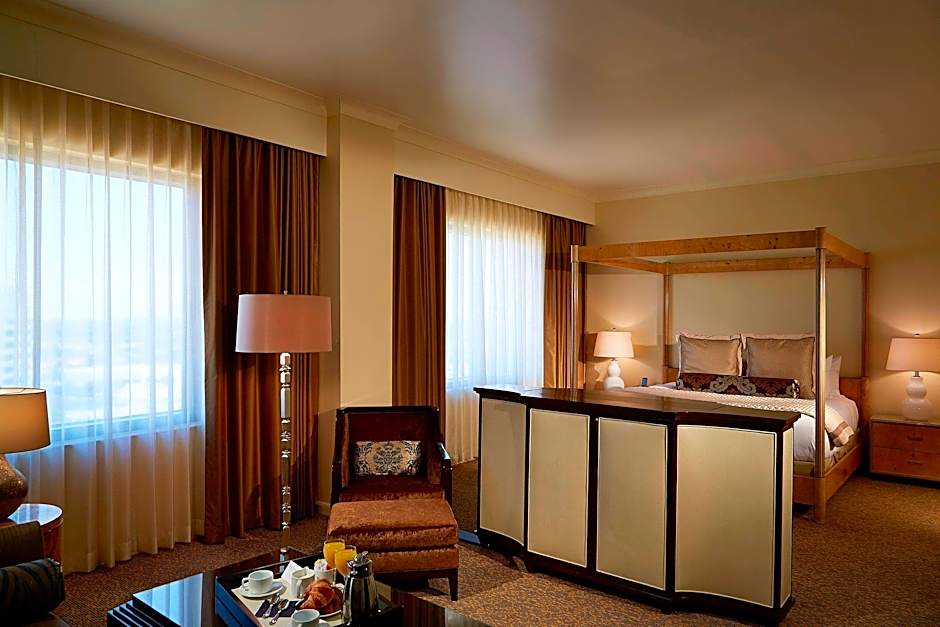 Photo 1 of 2 of Hospitality 2 Bedroom 1 King Bed and 2 Queen Beds Suite, High Floor