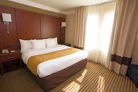 King Suite - Non-Smoking