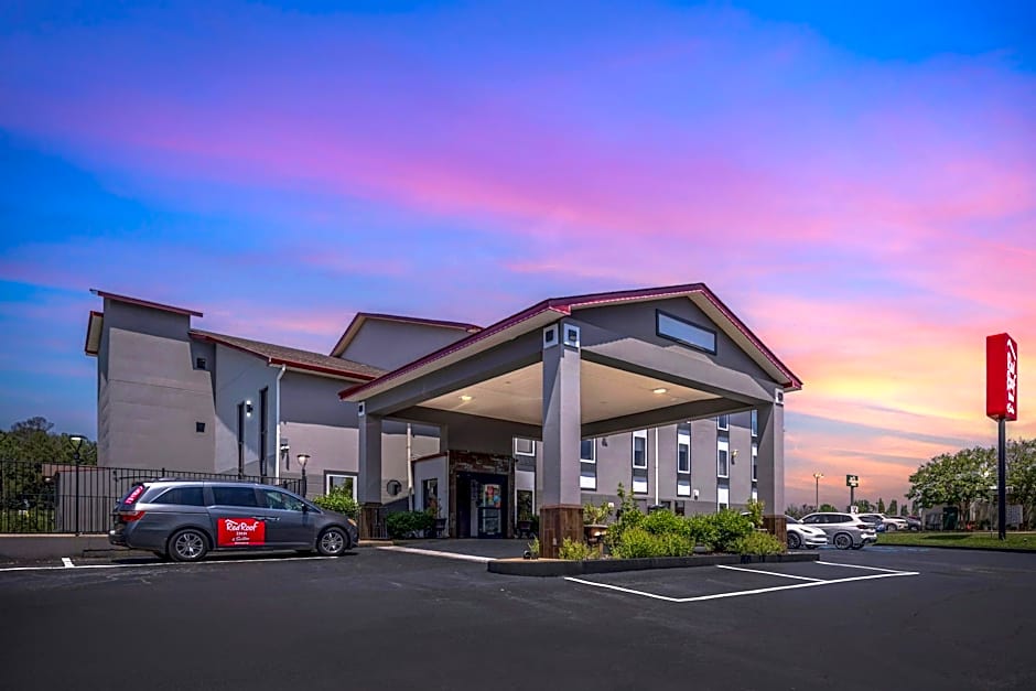 Red Roof Inn & Suites Clinton, MS