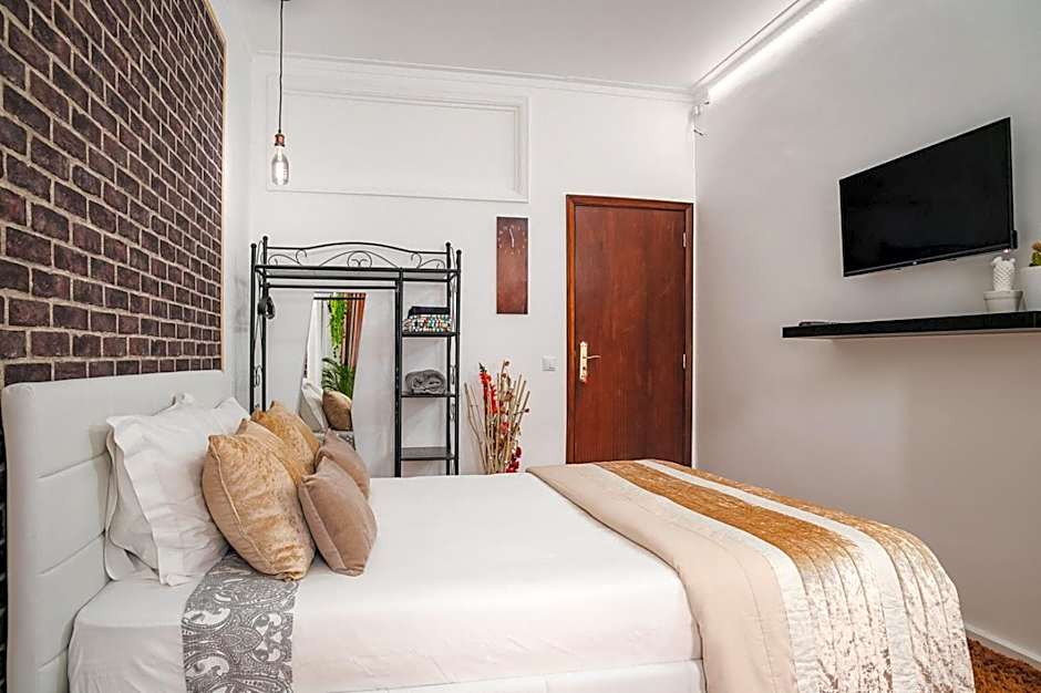 Avenue View Rooms - Guest House