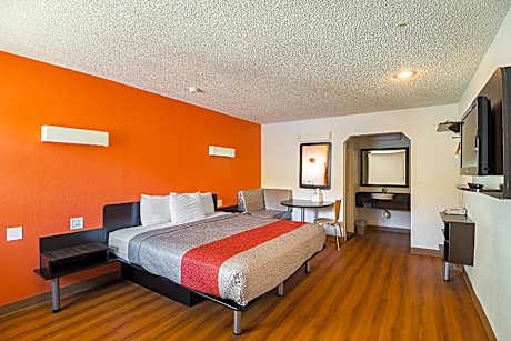 1 KING BED | SMOKING