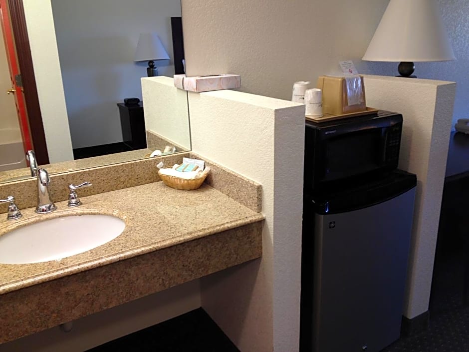 Howard Johnson by Wyndham Lubbock TX