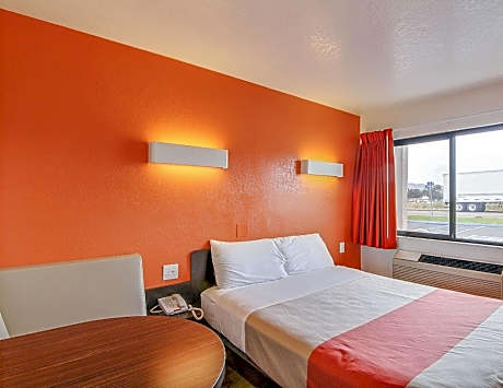 Queen Suite - Non-Smoking