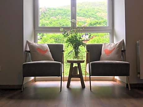 Apartment with Mountain View