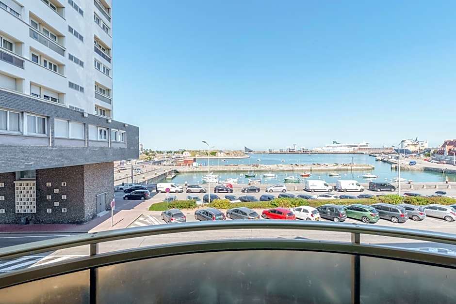 Holiday Inn Calais - Centre Car Ferry by IHG