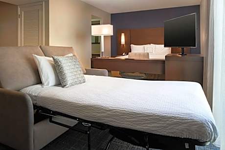 Queen Studio Suite with Sofa Bed and Adapted Tub - Mobility and Hearing Accessible