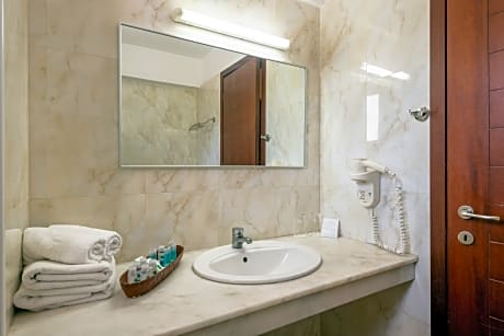 Junior suite/family room side sea view