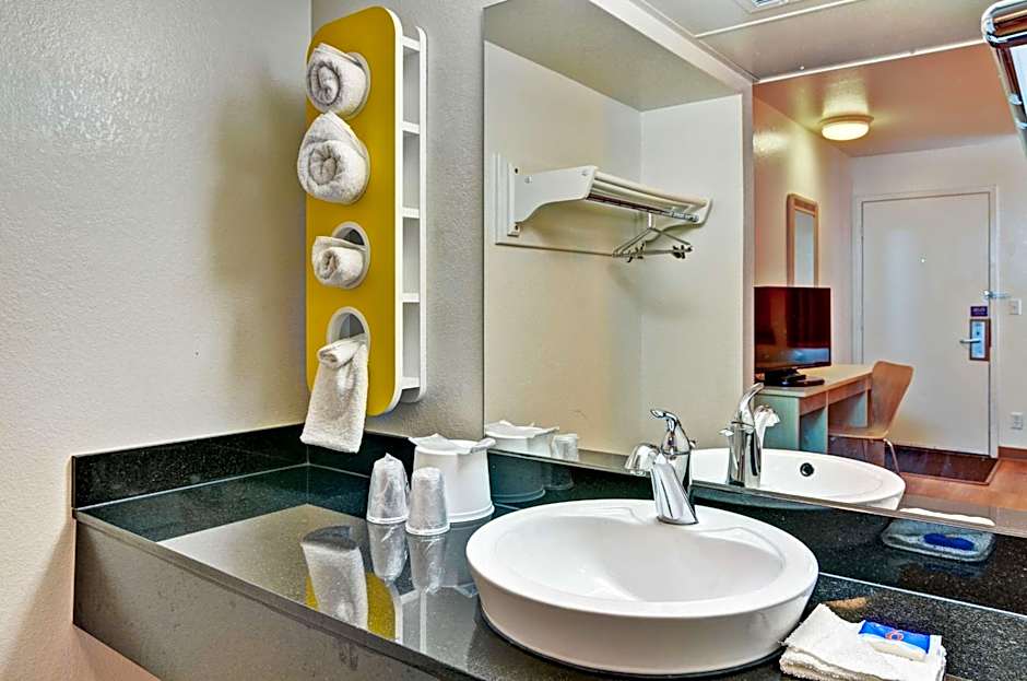 Motel 6 Pittsburgh - Crafton