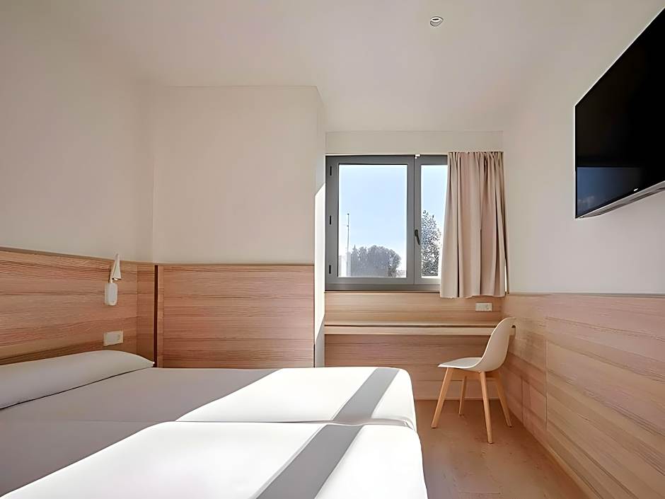 Photo 1 of 9 of Single Single Room