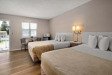 Deluxe Queen Room with Two Queen Beds