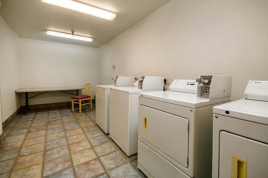 Howard Johnson by Wyndham Lemoore