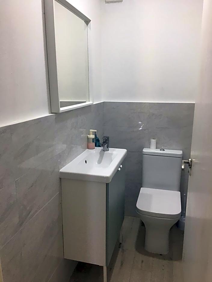 Central Spacious 3 Bedroom Apartment With Parking