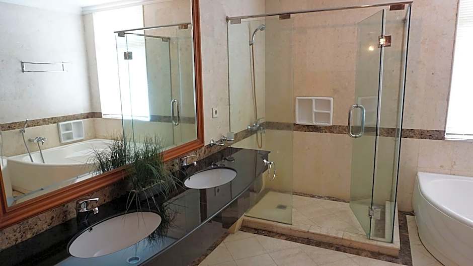 Roosseno Plaza Serviced Apartment