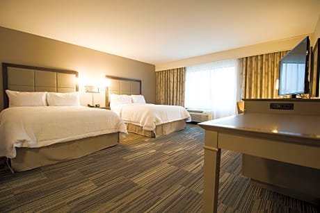 2 Queens Mobility/Hearing Access Ri Shwr Ns