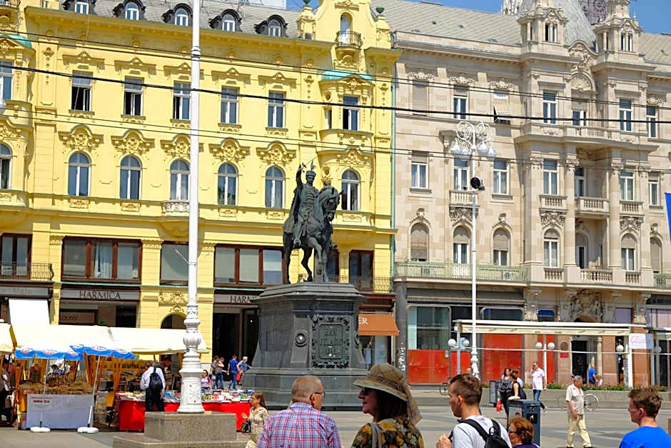 Lovecroatia Zagreb-'Paxnest' HOSTEL, No party! Cozy and quiet! Separated Men and women's rooms! Indoor shoes provided!