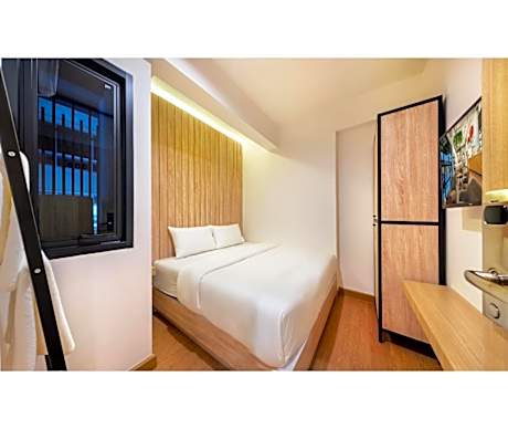 Deluxe King Room with Shared Bathroom