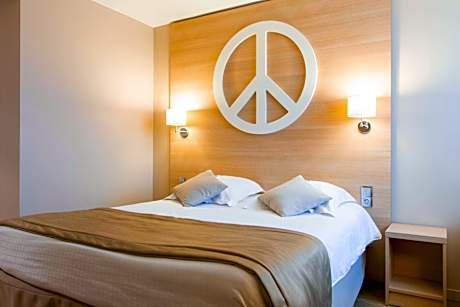 1 Queen Bed Non-Smoking Superior Room Courtesy Tray