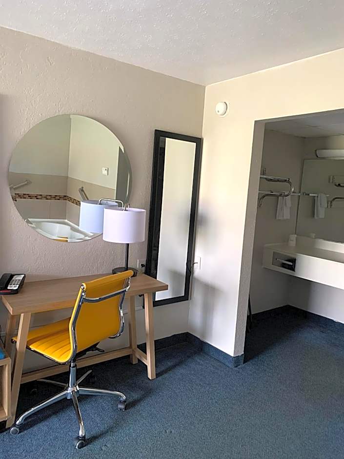Days Inn by Wyndham Louisville Airport Fair and Expo Center
