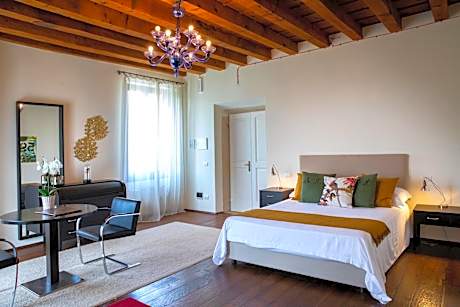 Deluxe Suite with Spa Bath