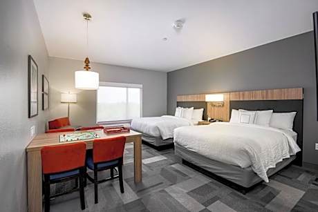 Studio with Two Queen Beds - Hearing Accessible