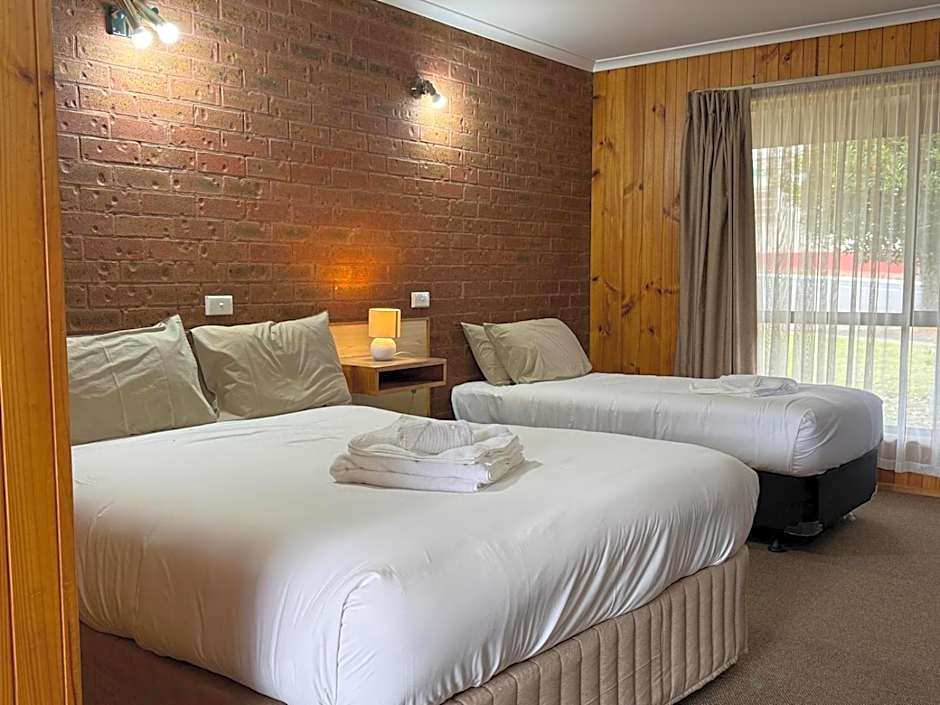 Country Roads Motor Inn