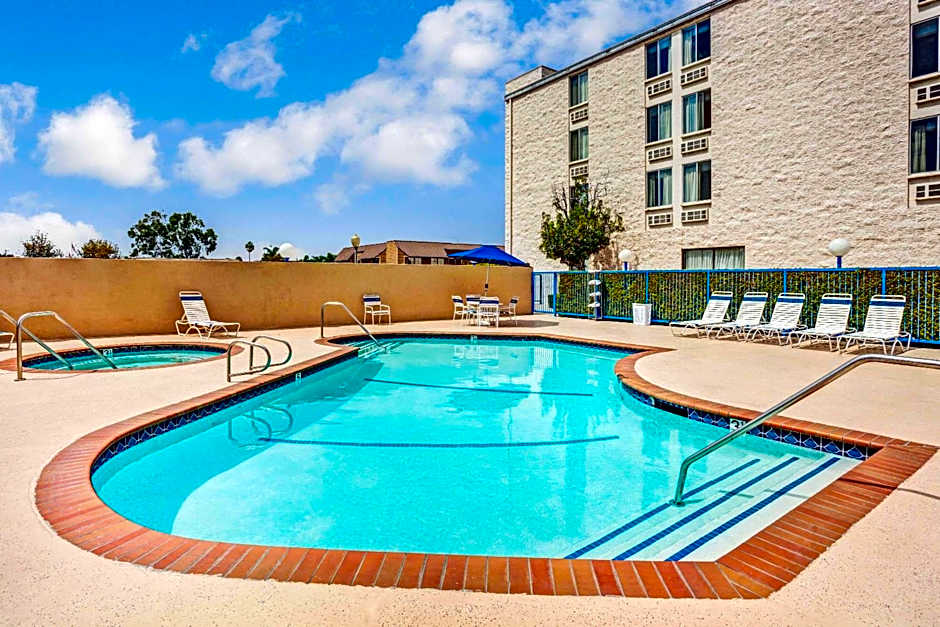 Days Inn & Suites by Wyndham Fullerton