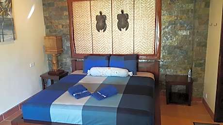 Standard - 1 Queen Bed