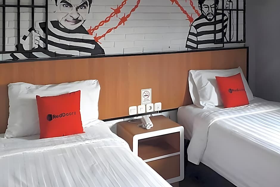 RedDoorz Plus @ Doorman Guest House