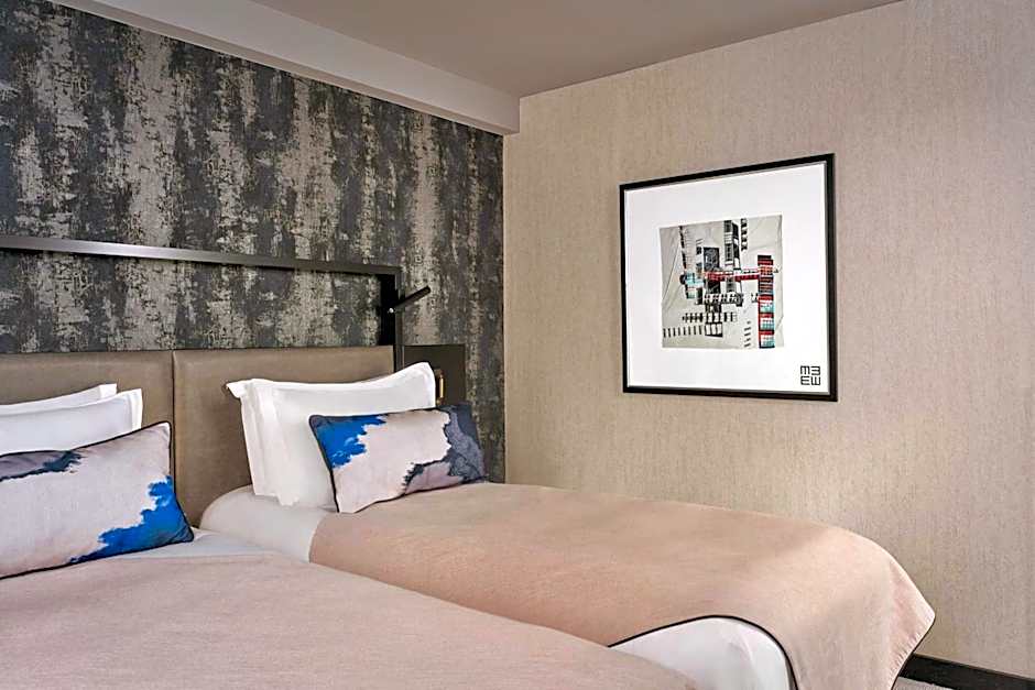 Montcalm East, Autograph Collection