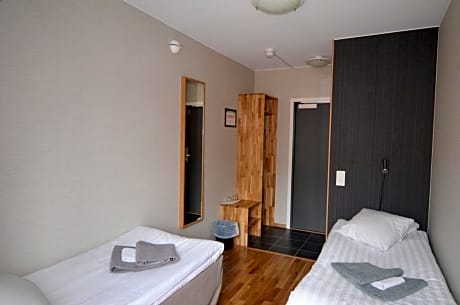 Economy Twin Room with Shared Bathroom