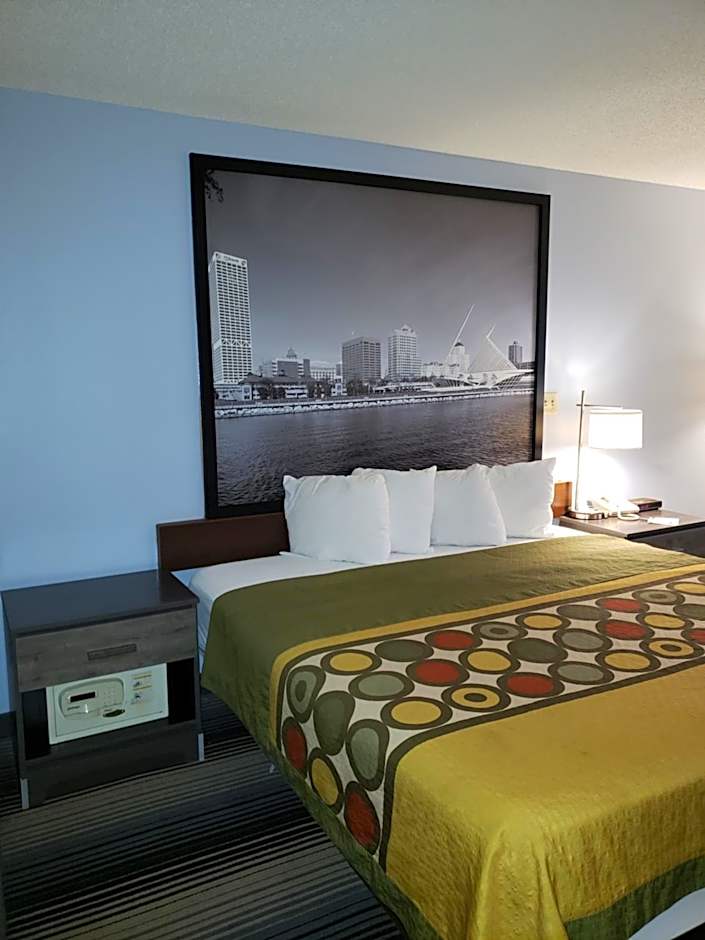 Super 8 by Wyndham Milwaukee Airport