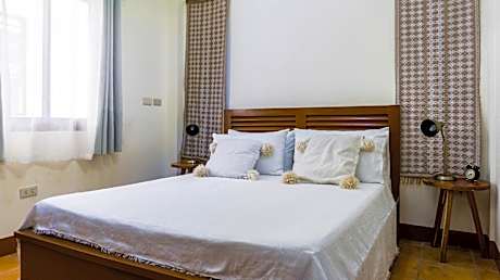 Standard - 1 Bed Queen Non-Smoking