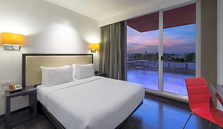Queen Guest Room with Terrace
