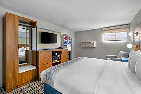 Deluxe King Suite with Jetted Tub - Non-Smoking