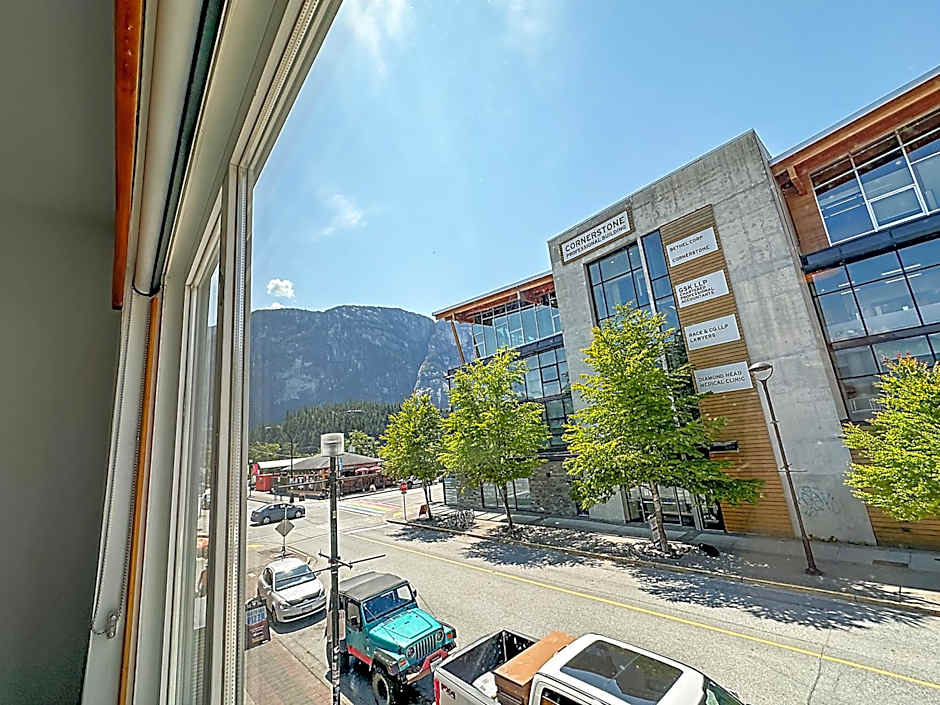 Crash Hotel Squamish