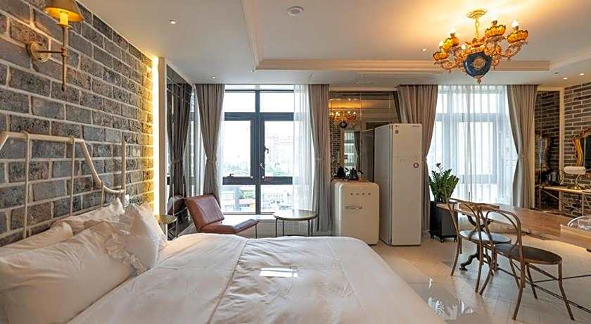 Hotel February Dong Seong Ro