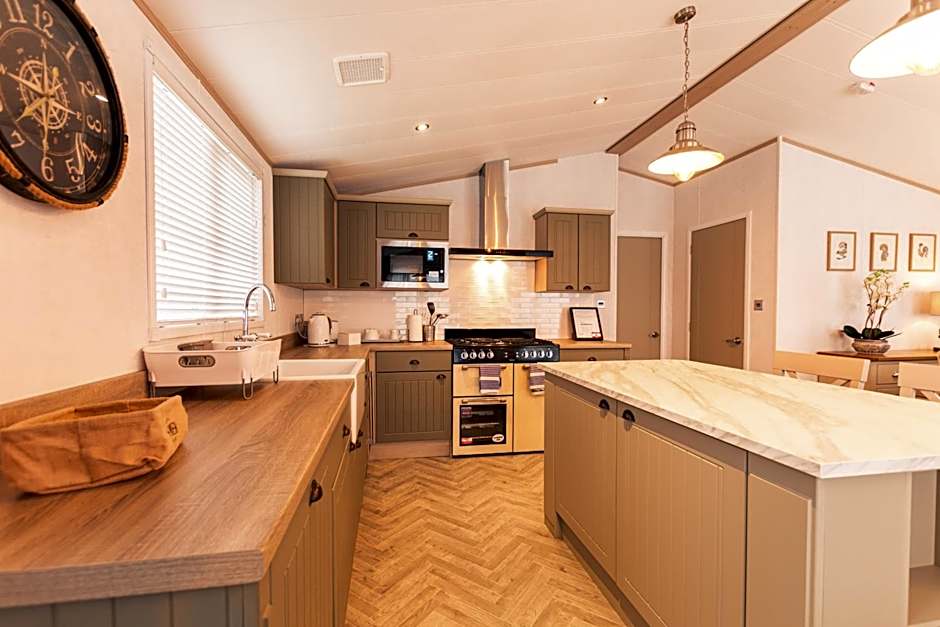 Hemingway Lodge with Hot Tub