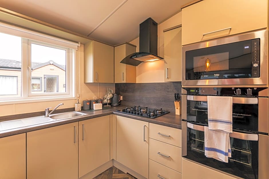 Waterfall Luxmy Lodge with Hot Tub